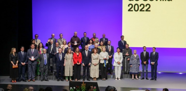 Foto de familia de los galardonados en las Medallas de Sevilla 2022