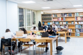 Personas estudiando en una de las bibliotecas de la Universidad de Sevilla