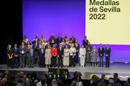 Foto de familia de los galardonados en las Medallas de Sevilla 2022