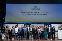 Foto de familia de premiados en los Premios Fundación "laCaixa" a la Innovación Social 2022